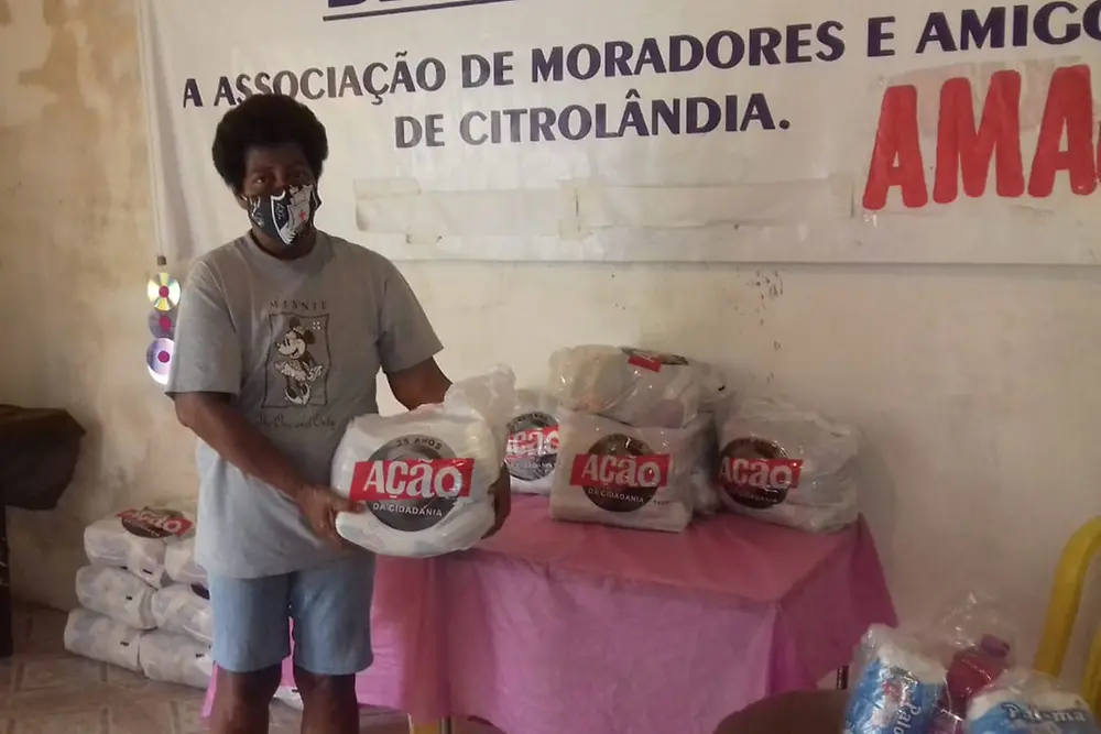 No Brasil, a iniciativa Ação Cidadania ajudou pessoas carentes com a doação de alimentos.