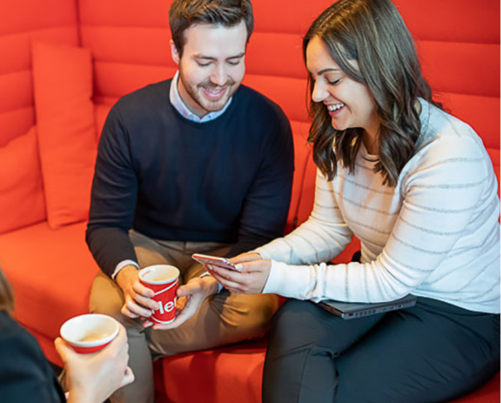 Três funcionários da Henkel bebem café e conversam