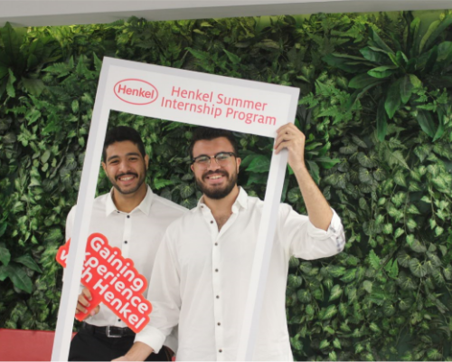 Dois funcionários da Henkel se divertindo em um evento