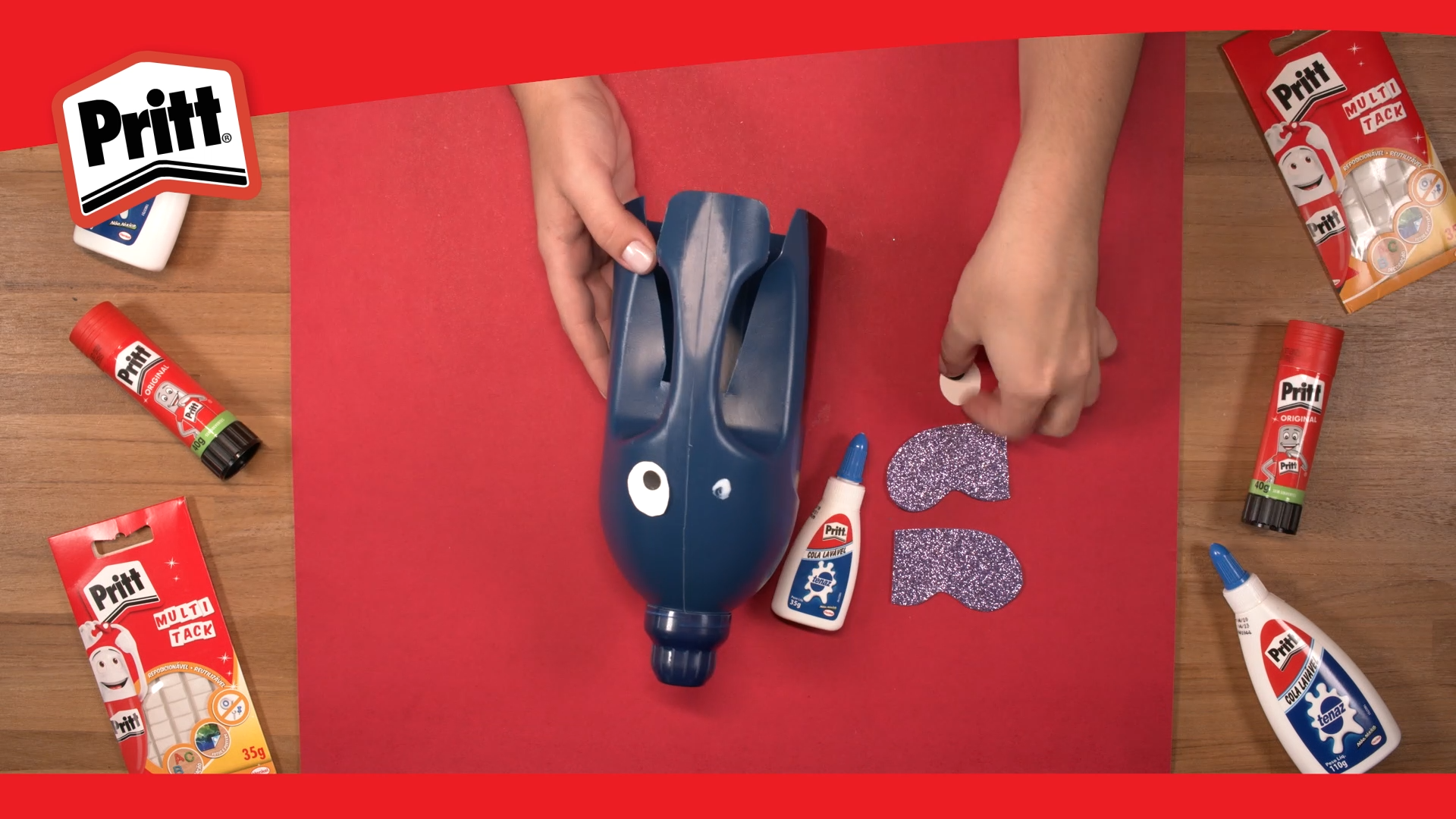 Elefante 6 – Com olhos e orelhas do elefante já cortados, pessoa cola os elementos no recipiente que será o corpo do elefante