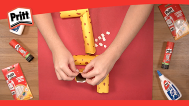 Crie uma girafa com rolos de papel higiênico