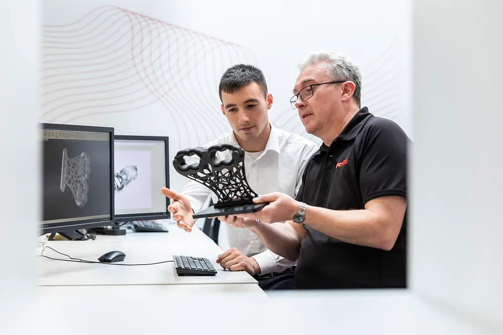 Os engenheiros da Henkel estão trabalhando com clientes nos setores automotivo e industrial para otimizar as peças impressas em 3D.