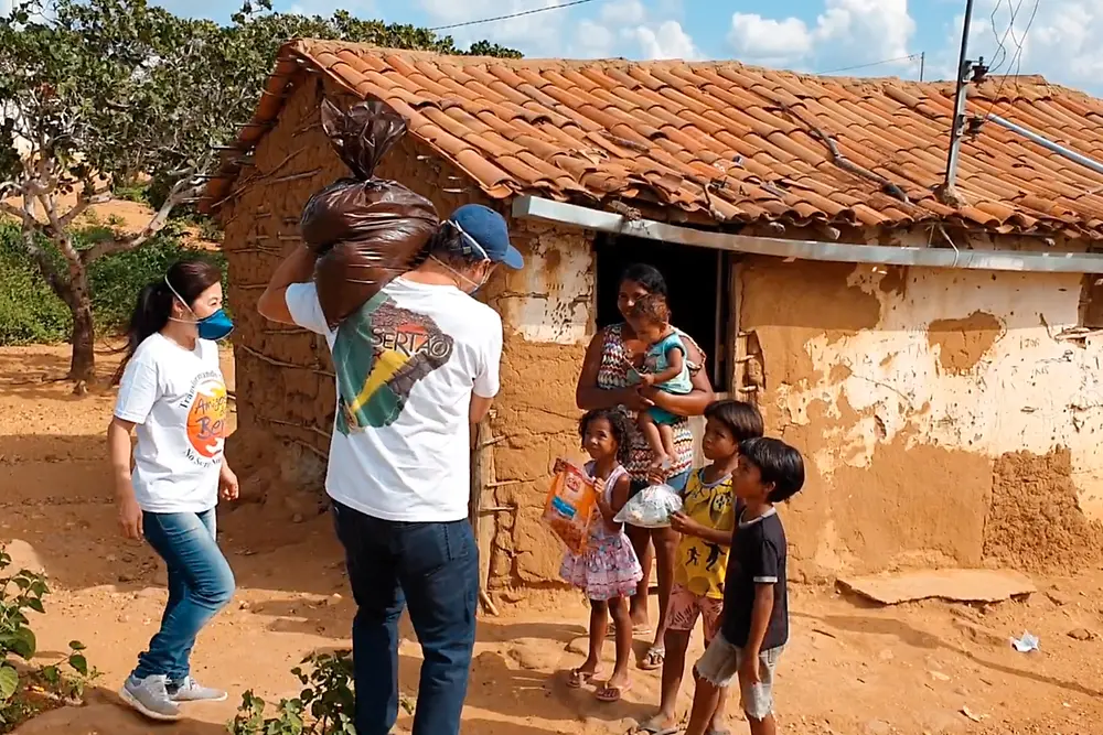 Amigos do Bem, no Brasil, distribuiu 60 mil cestas básicas, 20 mil kits de higiene e conseguiu abastecer cisternas com 25 milhões de litros de água.