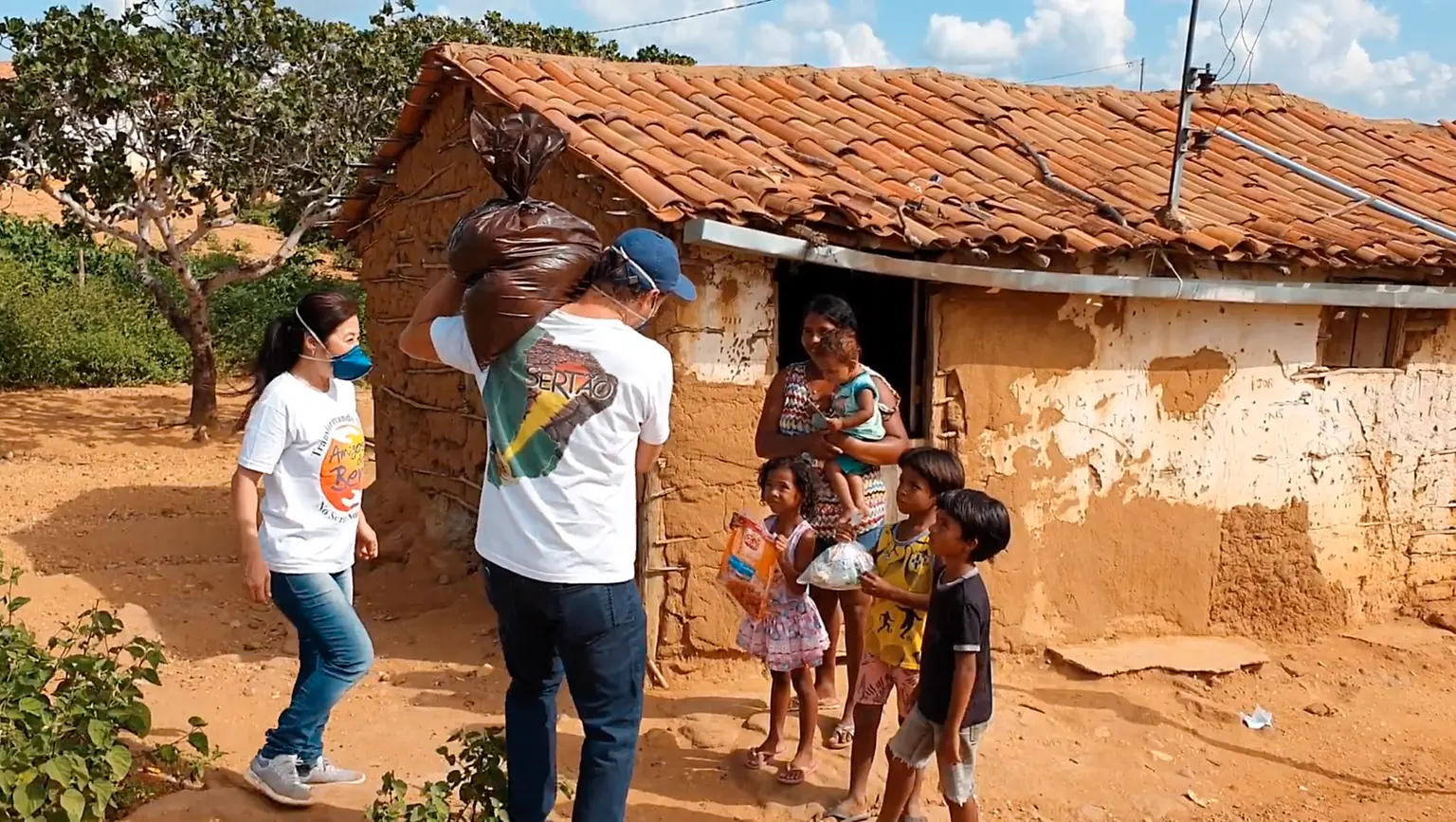 Amigos do Bem, no Brasil, distribuiu 60 mil cestas básicas, 20 mil kits de higiene e conseguiu abastecer cisternas com 25 milhões de litros de água.