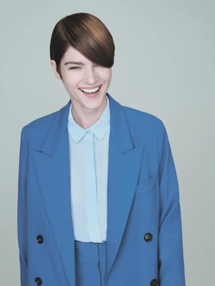 modelo morena, cabelo curto, cabelo com franja, terno azul, terno azul com camisa branca, sorrindo