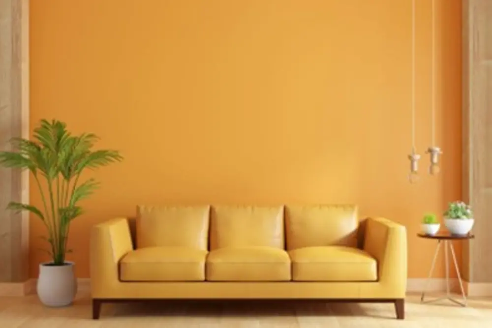 Rodapé, sofá e parede amarelos