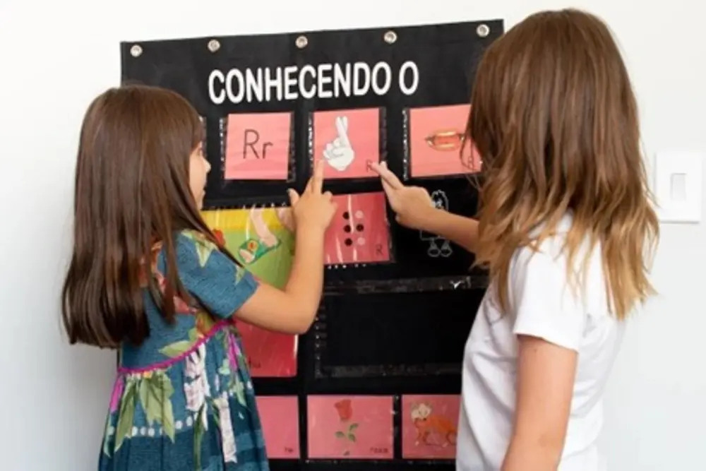 Crianças em contato com o alfabeto