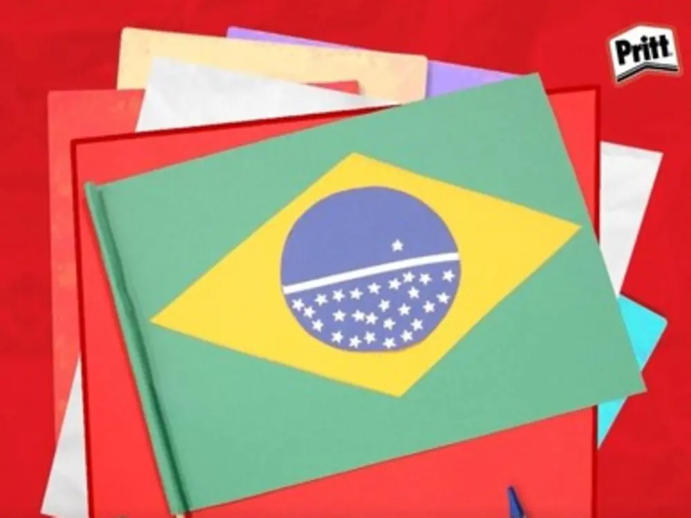 Entre no clima da Copa fazendo bandeiras do Brasil com papel