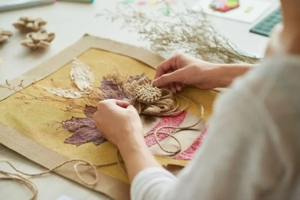 Colagem no artesanato para decoração em quadro