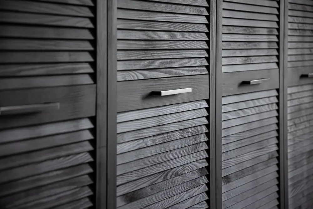 Portas pretas de armário