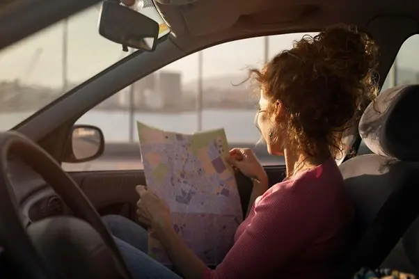 Pessoa olhando um mapa dentro de um carro