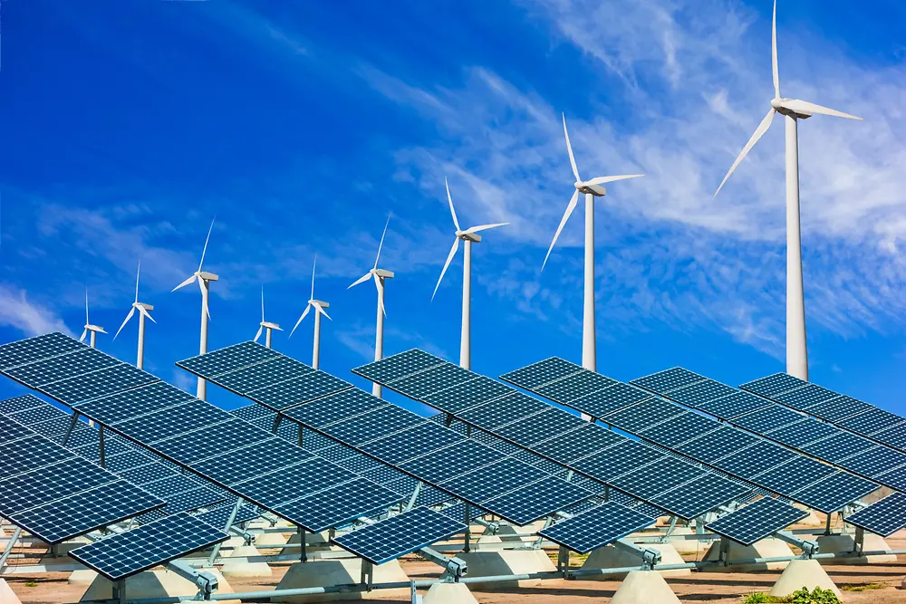 Imagem de sustentabilidade de placa solar com captador de energia eólica