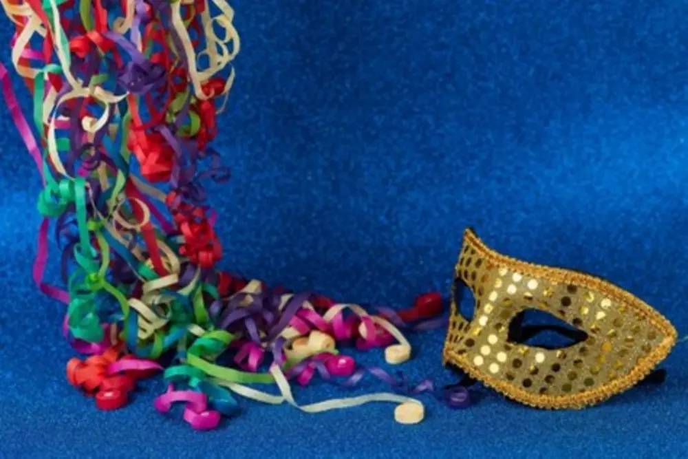 Imagem de enfeites e adereços de carnaval com uma máscara dourada