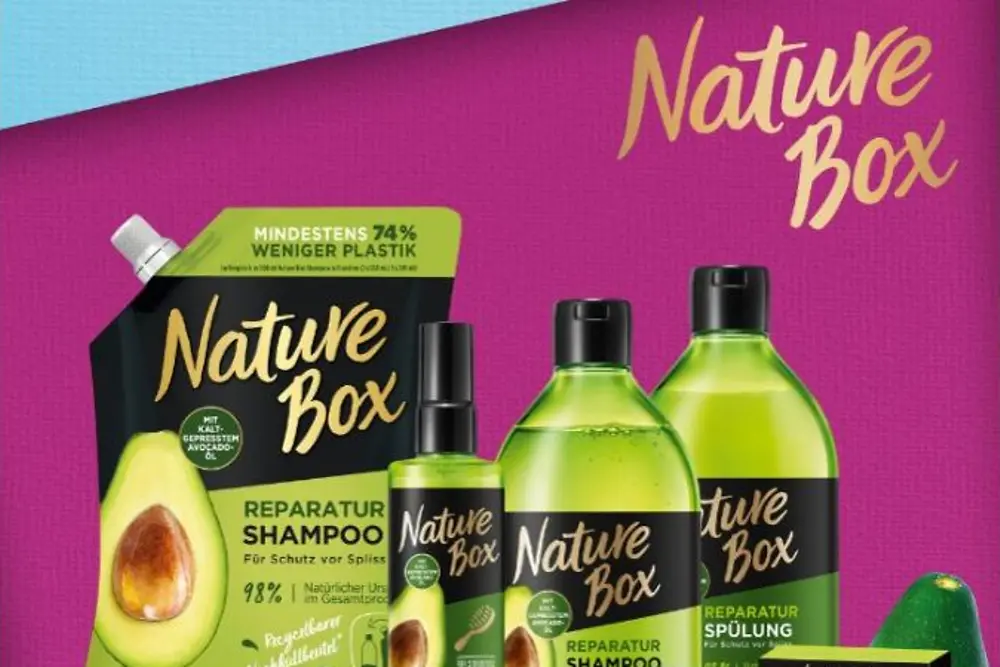 Frascos verdes de produtos Nature Box em frente a um fundo rosa
