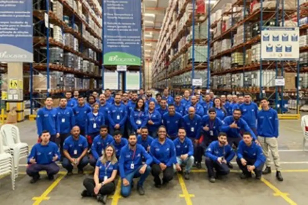 Imagem de um grupo de funcionários de uma fábrica