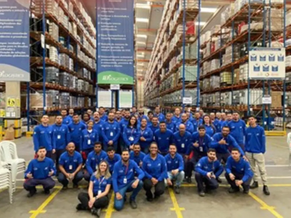 Imagem de um grupo de funcionários de uma fábrica