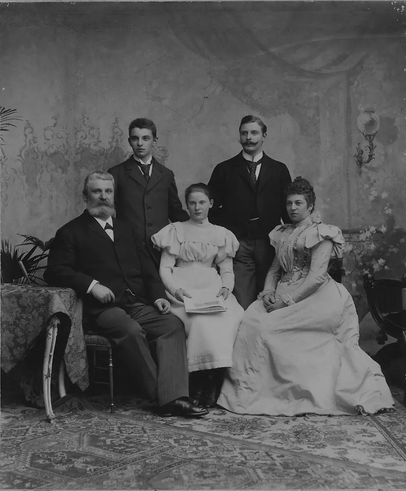 A família do fundador Fritz Henkel. Sentados: Fritz e Elisabeth com a filha Emmy. Em pé: os filhos Hugo (à esquerda) e Fritz Jr.