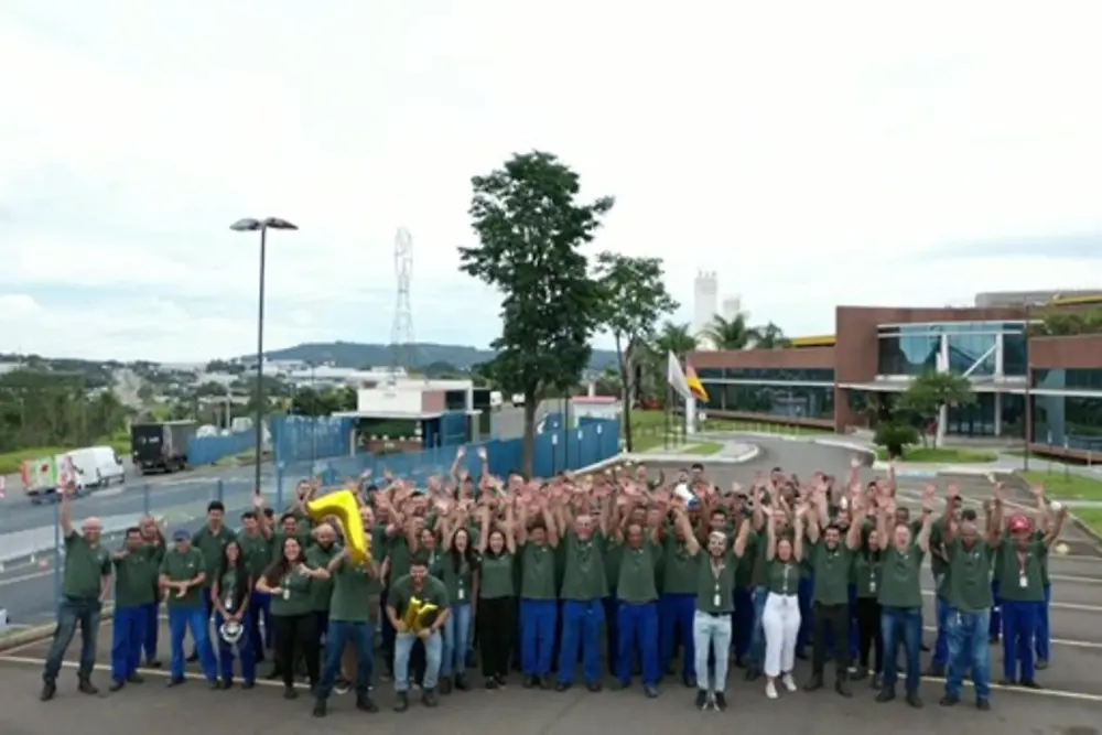 Equipe de colaboradores da Henkel na planta de Jundiaí