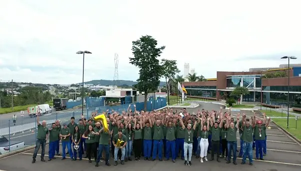 Equipe de colaboradores da Henkel na planta de Jundiaí
