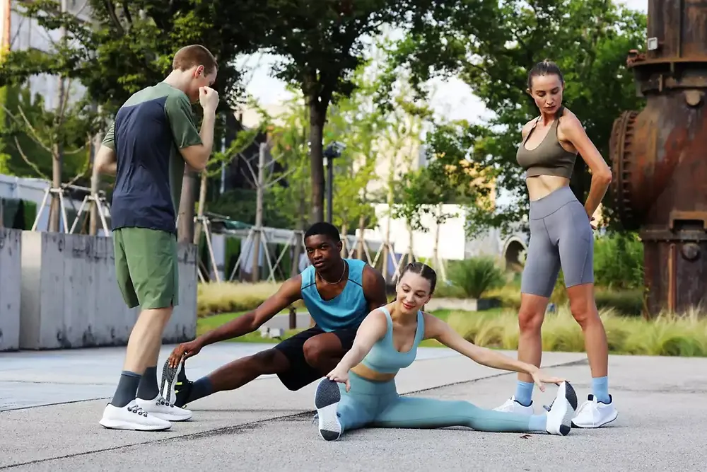 Grupo de pessoas praticando esportes ao ar livre em um parque urbano.