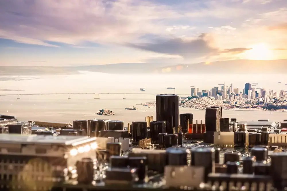 Vista do horizonte da cidade com edifícios modernos sob um céu ao pôr do sol.