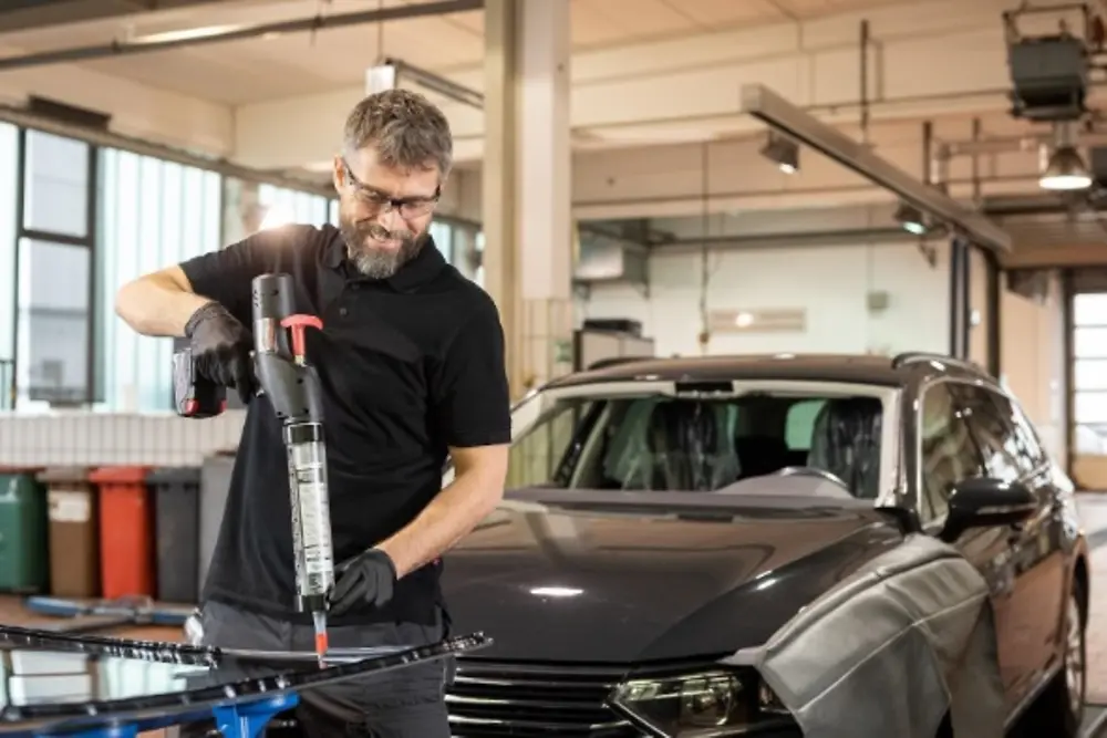 Profissional automotivo realizando manutenção em um veículo