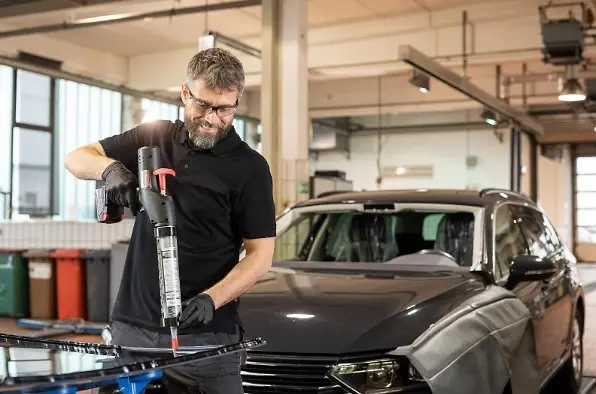 Profissional automotivo realizando manutenção em um veículo