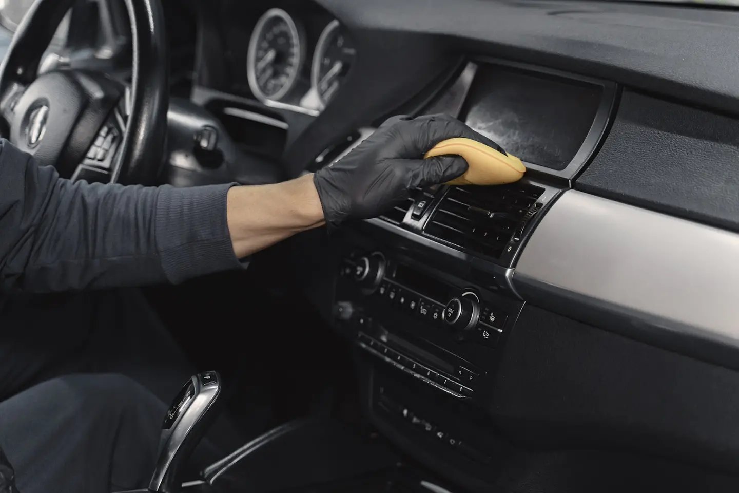 Limpeza interior no painel do carro