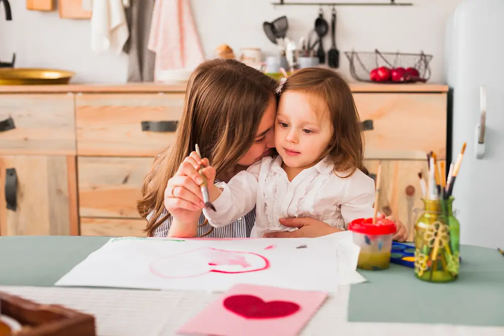 Mãe e filha realizando uma atividade artística