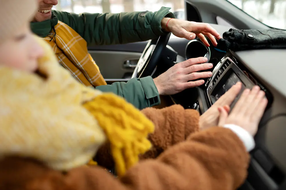 Passageiros aquecendo a mão dentro do automóvel