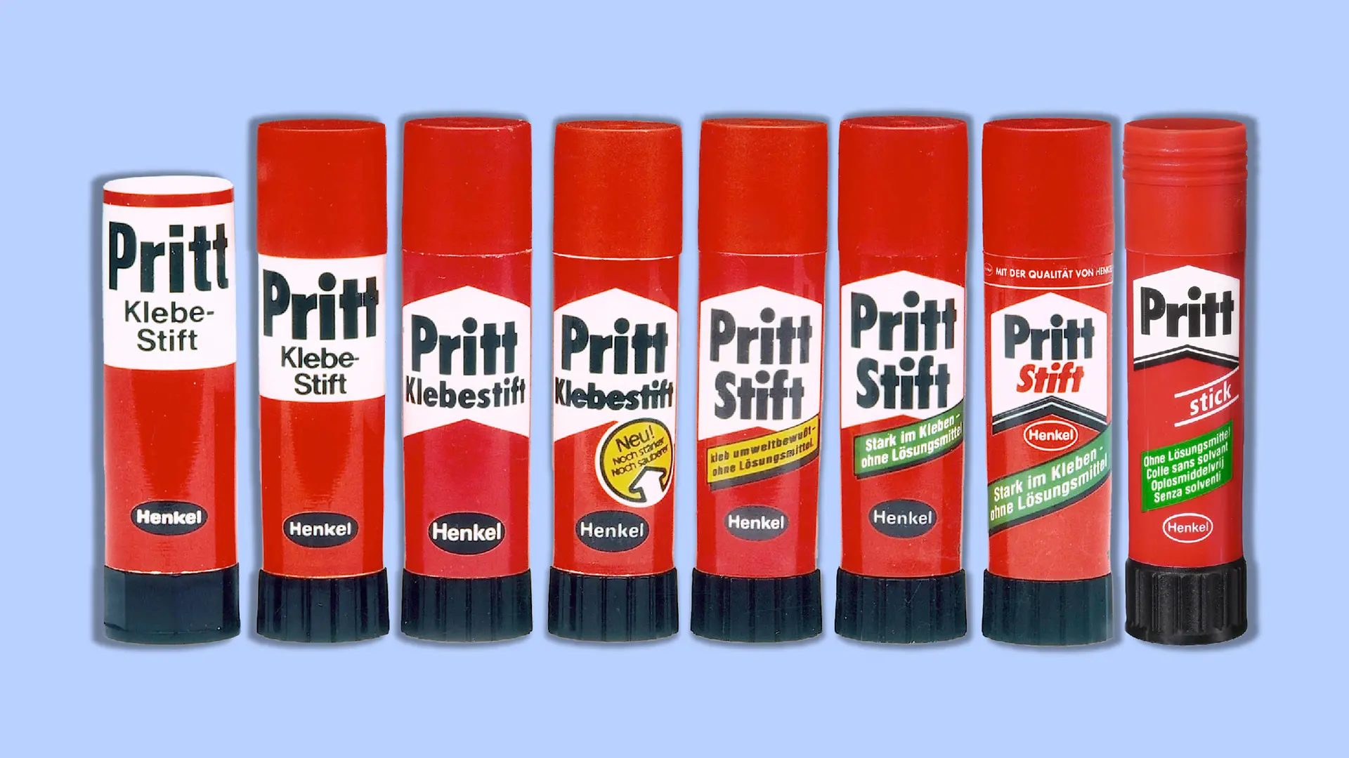 A evolução da embalagem do bastão de cola Pritt. Ao todo, oito versões diferentes dos anos de 1969 a 2000 podem ser vistas. Todos os bastões mantêm a tradicional coloração vermelha com o nome da marca Pritt em letras pretas sobre fundo branco. Enquanto os primeiros bastões Pritt ainda apresentavam uma barra branca, ela foi transformada em uma seta larga e cada vez mais estreita, apontando para cima. Também é perceptível que o nome do produto sob a marca foi encurtado ao longo do tempo: de “Klebestift” para “Stift” e, depois, para “Stick”.