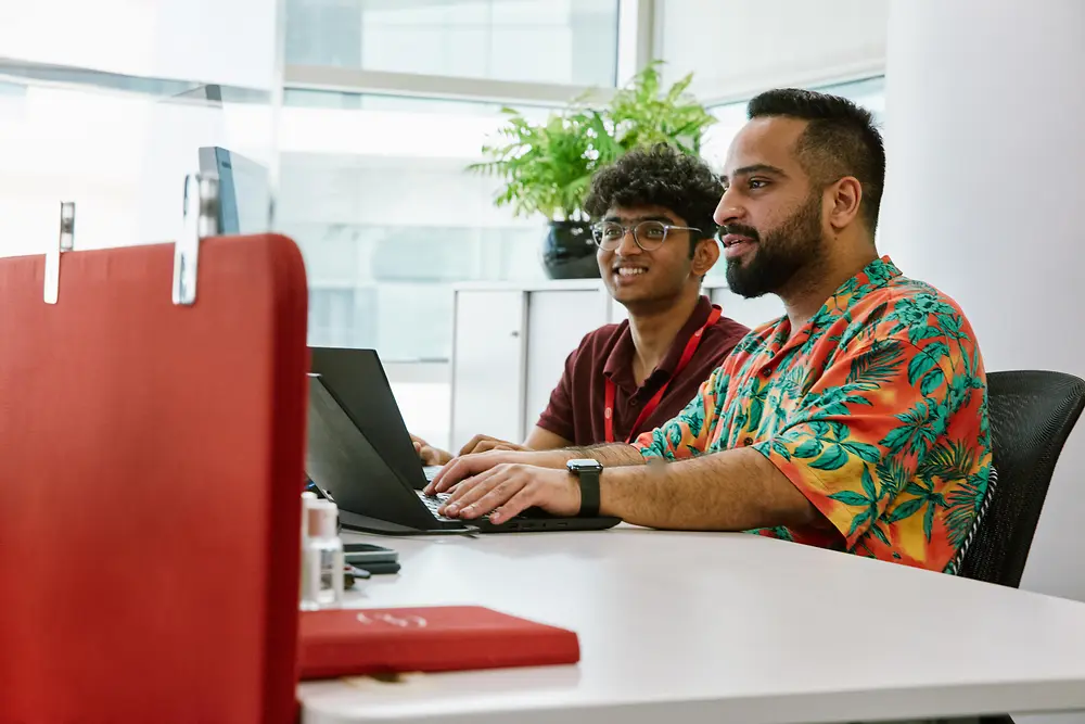 Especialistas digitais cocriando soluções preparadas para o futuro em um tech hub da Henkel.