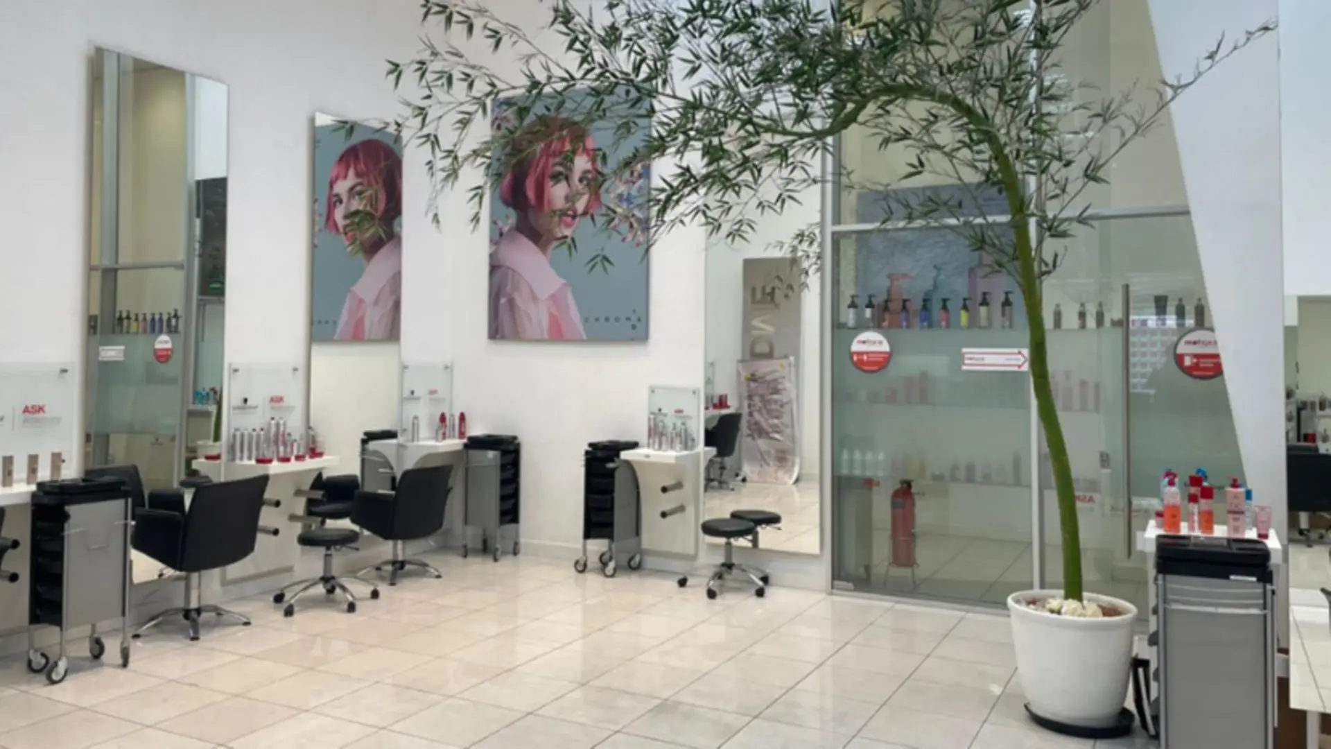 Interior da primeira Academia Schwarzkopf Professional no Brasil, inaugurada em 2004.