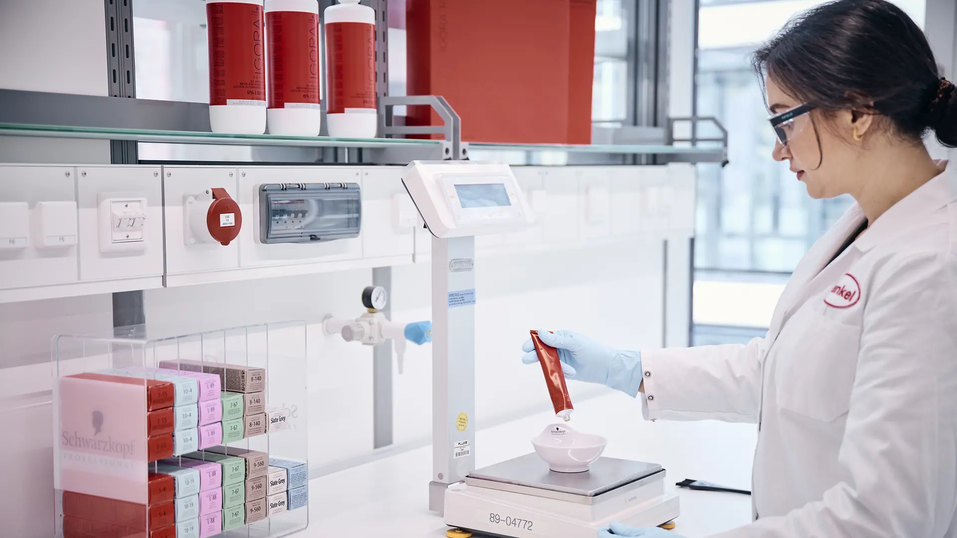 Funcionário de laboratório pesando produtos de teste.