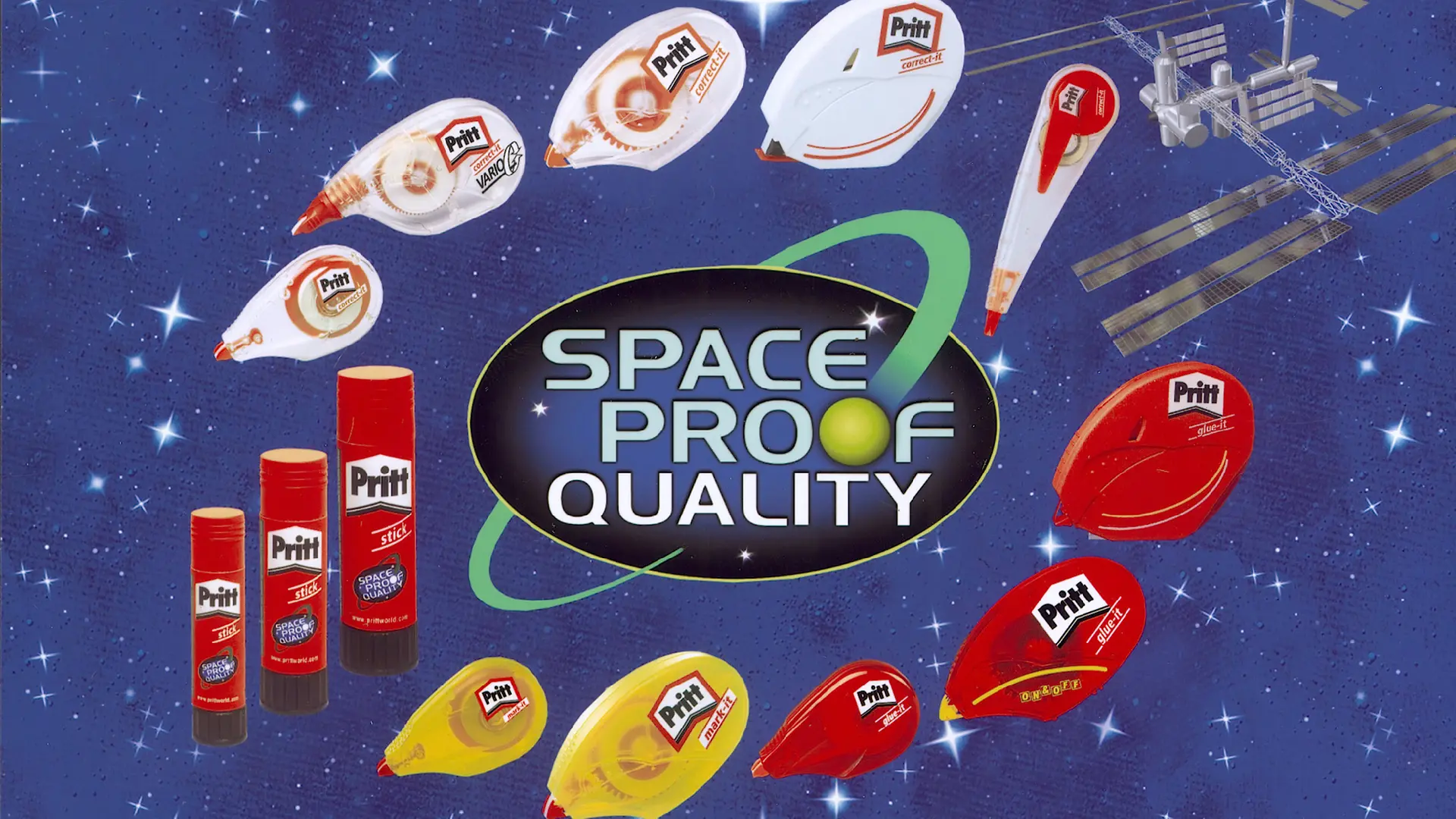 Um anúncio mostra uma variedade de produtos Pritt adequados para uso no espaço. Ao fundo, uma espaçonave flutua no espaço. No centro, lê-se “Space Proof Quality”.