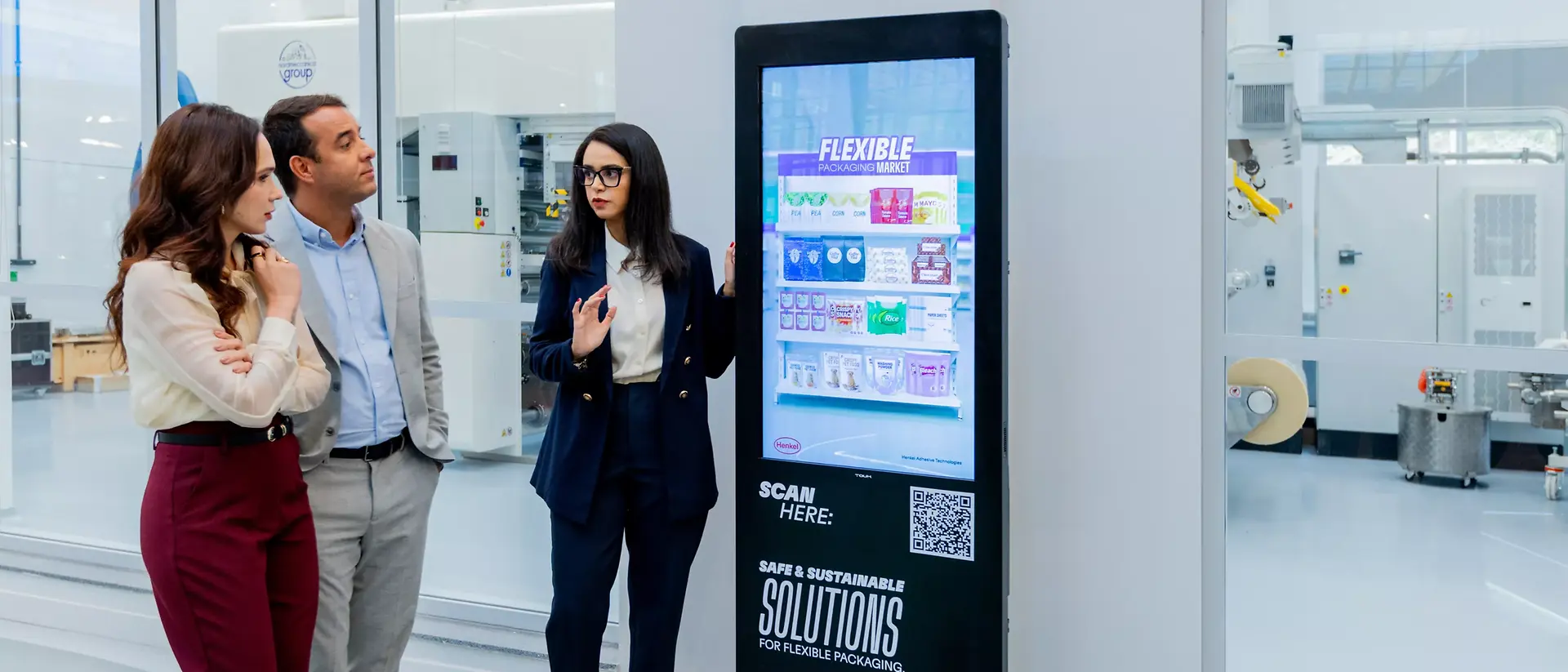 Durante uma visita ao Inspiration Center de Jundiaí, os clientes ficam em frente ao Laboratório de Embalagens Flexíveis e observam uma tela