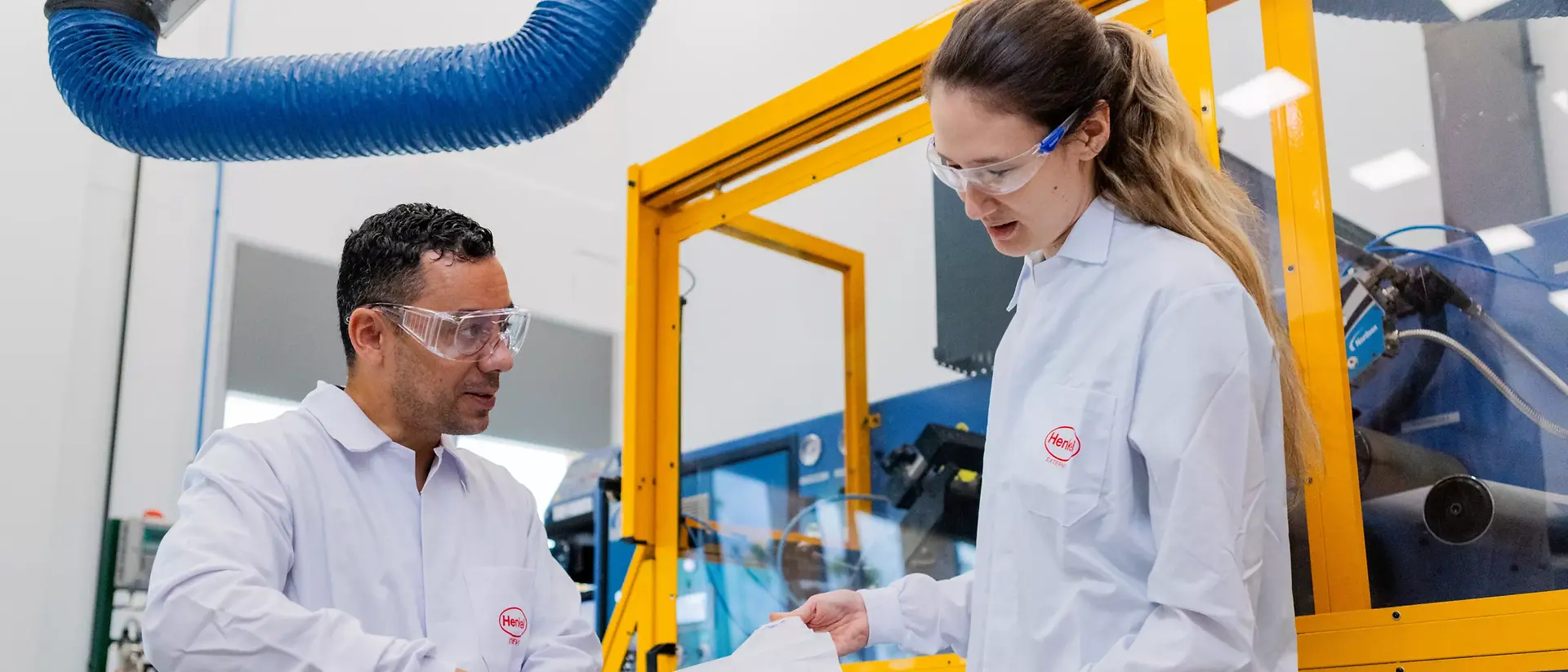Técnicos de laboratório discutindo um teste no laboratório sobre soluções de rotulagem, higiene pessoal e fim de linha no Inspiration Center de Jundiaí