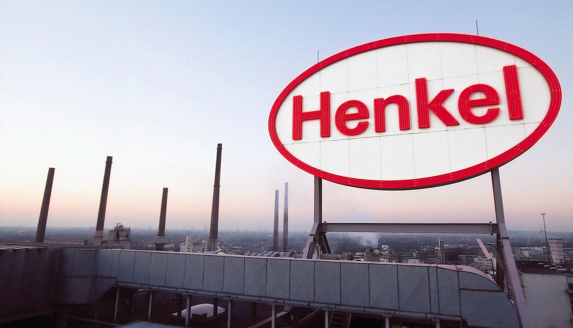 Logotipo da Henkel sobre um telhado em Duesseldorf.