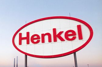 Henkel logo on a rooftop in Duesseldorf. Logotipo da Henkel sobre um telhado em Duesseldorf.