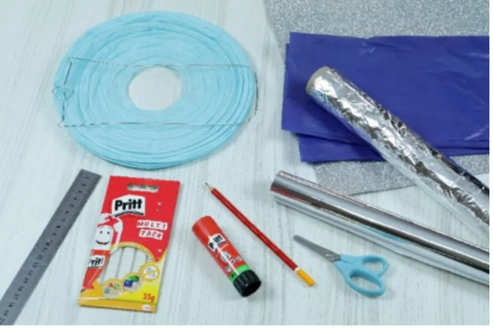 Planeta com Pritt Multi Tack e Pritt Bastão Original materiais