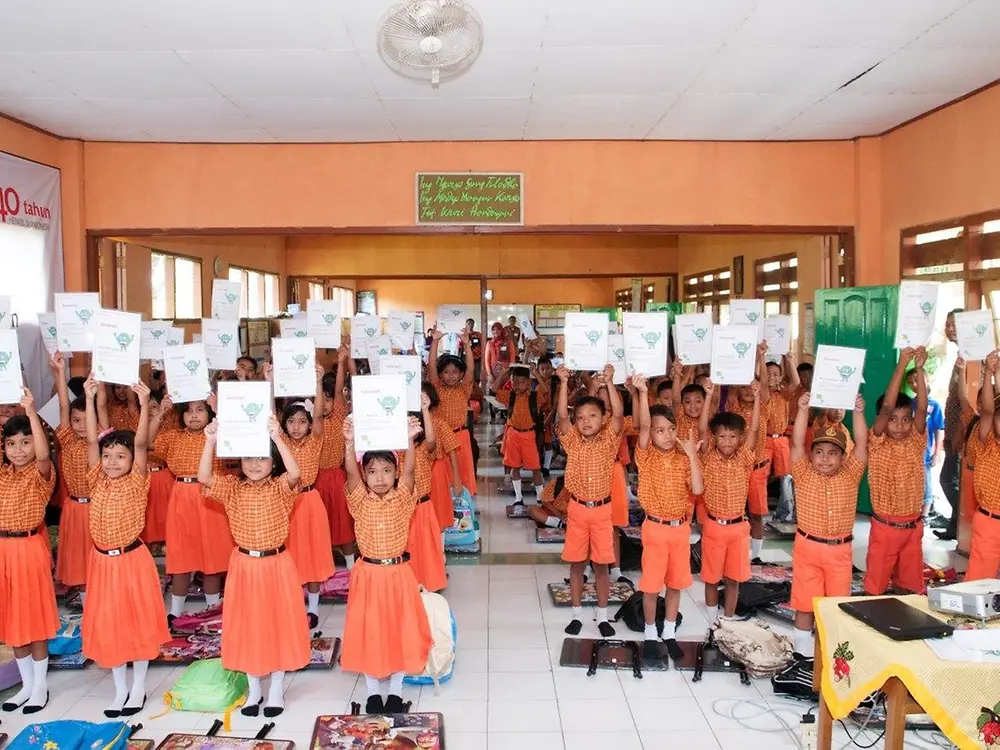 
Through school visits Henkel’s Sustainability Ambassadors are engaged to inspire kids for sustainability topics, like here in Indonesia.