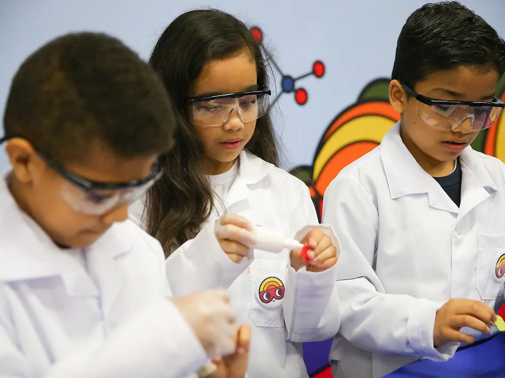 Alunos do 4º ano do ensino fundamental do município de Itapevi aplicam na prática os conceitos de ciências aprendidos em sala de aula.